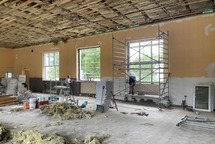 Postępują prace związane z modernizacją budynku sali wiejskiej i remizy strażackiej w Bukówcu Górnym