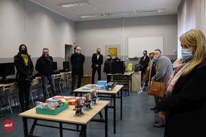 Wójt, Sekretarz oraz członkowie Komisji Oświaty, Kultury, Sportu i Zdrowia wizytują salę informatyczną oraz jej wyposażenie w ZSO Włoszakowice.