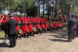 Pasowanie członków Młodzieżowych Drużyn Pożarniczych uczestniczących w obozie