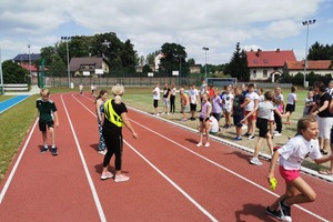 Uczestnicy półkolonii sportowych uczestniczą w zajęciach na boisku lekkoatletycznym 