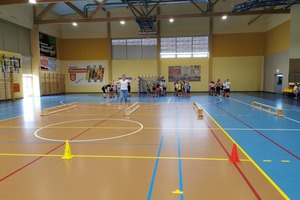 Uczestnicy półkolonii sportowych uczestniczą w zajęciach na hali sportowej