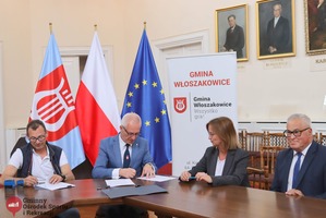 Podpisanie umowy na remont sali wiejskiej w Bukówcu Górnym