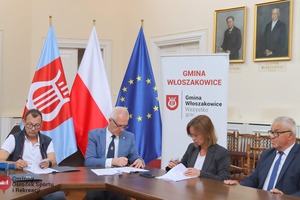 Podpisanie umowy na remont sali wiejskiej w Bukówcu Górnym