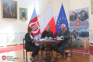 Podpisanie umowy na modernizację terenu przy budynku sali wiejskiej w Bukówcu Górnym