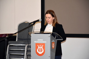 Inspektor ds. oświaty Urzędu Gminy Włoszakowice Justyna Przezbór otwiera uroczystość