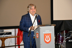 Dyrektor Szkoły Podstawowej w Krzycku Wielkim Leszek Barszcz wygłasza przemówienie