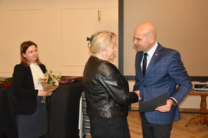 Wójt gminy Włoszakowice Marek Wąsowicz wręcza list gratulacyjny Barbarze Leszkowicz-Barszcz, obok stoi inspektor ds. oświaty Urzędu Gminy Włoszakowice Justyna Przezbór