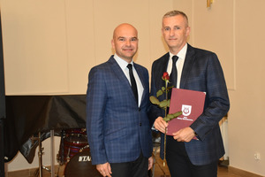Wójt gminy Włoszakowice Marek Wąsowicz i nauczyciel Zespołu Szkół Ogólnokształcących we Włoszakowicach Bartosz Jankowiak