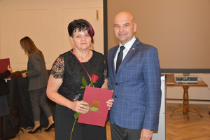 Wójt gminy Włoszakowice Marek Wąsowicz i nauczycielka Zespołu Szkół Ogólnokształcących we Włoszakowicach Wiesława Walkowska