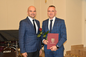 Wójt gminy Włoszakowice Marek Wąsowicz i dyrektor Szkoły Podstawowej w Bukówcu Górnym Daniel Piasecki