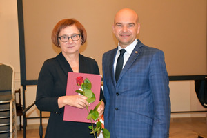 Wójt gminy Włoszakowice Marek Wąsowicz i nauczycielka Szkoły Podstawowej w Bukówcu Górnym Iwona Grygiel