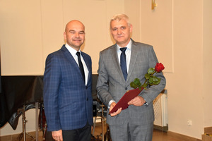 Wójt gminy Włoszakowice Marek Wąsowicz i dyrektor Szkoły Podstawowej w Dłużynie Dariusz Walczak