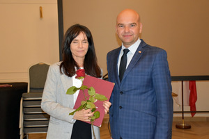 Wójt gminy Włoszakowice Marek Wąsowicz i nauczycielka Szkoły Podstawowej w Jezierzycach Kościelnych Grażyna Lech