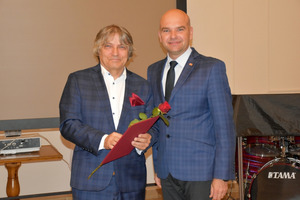 Wójt gminy Włoszakowice Marek Wąsowicz i dyrektor Szkoły Podstawowej w Krzycku Wielkim Leszek Barszcz