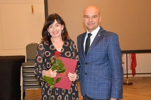 Wójt gminy Włoszakowice Marek Wąsowicz i nauczycielka Szkoły Podstawowej w Krzycku Wielkim Iwona Walenczak-Lucerek