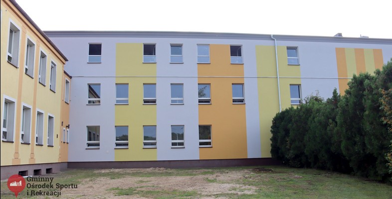Elewacja budynku ZSO we Włoszakowicach nabiera kolorów 